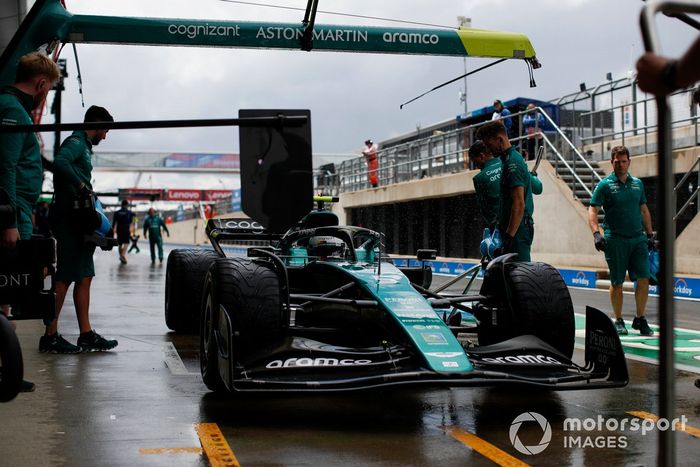 Sebastian Vettel, Aston Martin AMR22, en pits