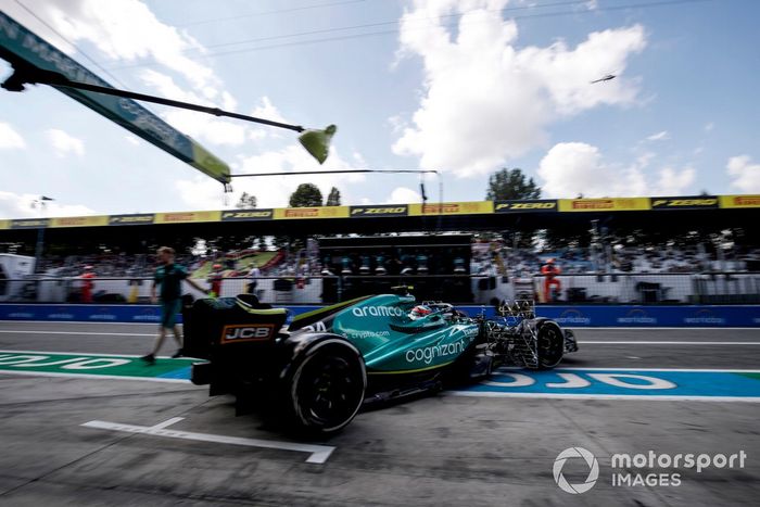 Nyck de Vries, Aston Martin AMR22, sale del garaje