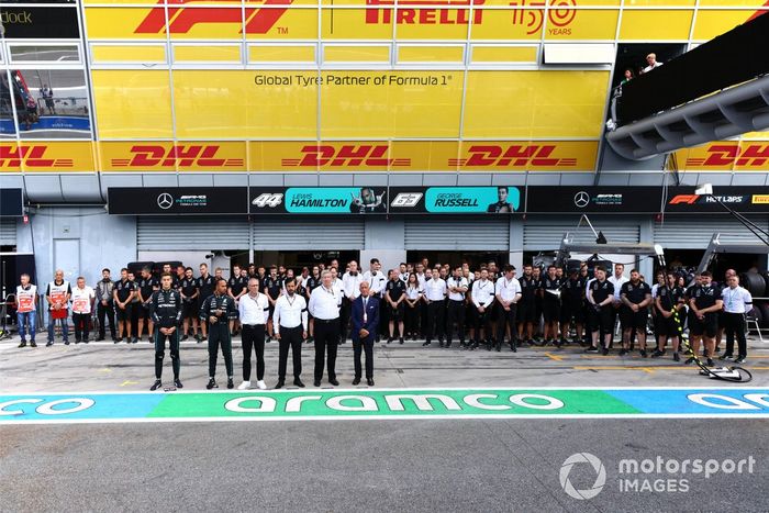 George Russell, Mercedes AMG, Lewis Hamilton, Mercedes AMG, Stefano Domenicali, director general de la Fórmula 1, Mohammed bin Sulayem, presidente de la FIA, Ross Brawn, director general de deportes de motor de la FOM, Angelo Damiani Sticchi, junto con el equipo Mercedes, en homenaje a la Reina Isabel II