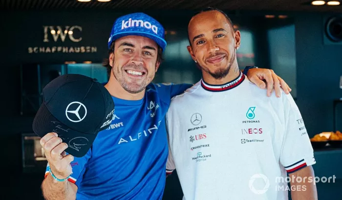Alonso y Hamilton con la gorra de Mercedes