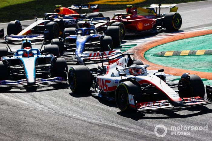 Kevin Magnussen, Haas VF-22, Esteban Ocon, Alpine A522, Nicholas Latifi, Williams FW44, Sergio Pérez, Red Bull Racing RB18, Carlos Sainz, Ferrari F1-75, en la salida