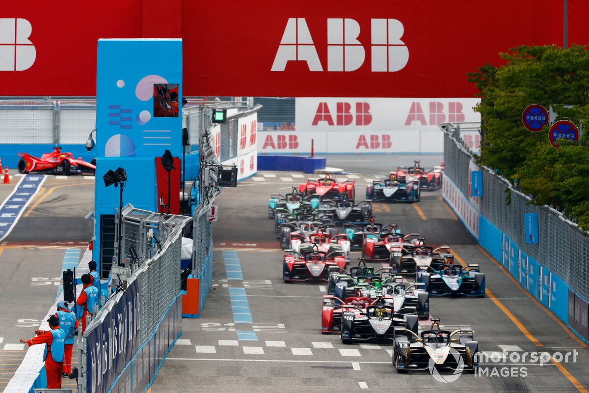 Antonio Felix da Costa, DS Techeetah, DS E-Tense FE21, Edoardo Mortara, Venturi Racing, Freccia d'Argento 02, Jake Dennis, Andretti Motorsport, BMW iFE.21, Stoffel Vandoorne, Mercedes-Benz EQ, EQ Freccia d'Argento 02, il resto dello schieramento nel giro iniziale
