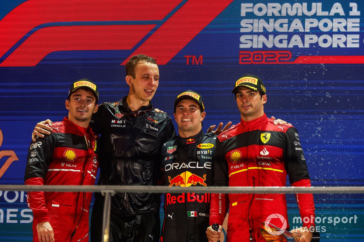 Charles Leclerc, Ferrari, 2° posizione,Sergio Perez, Red Bull Racing, 1° posizione, Carlos Sainz, Ferrari, 3° posizione, sul podio
