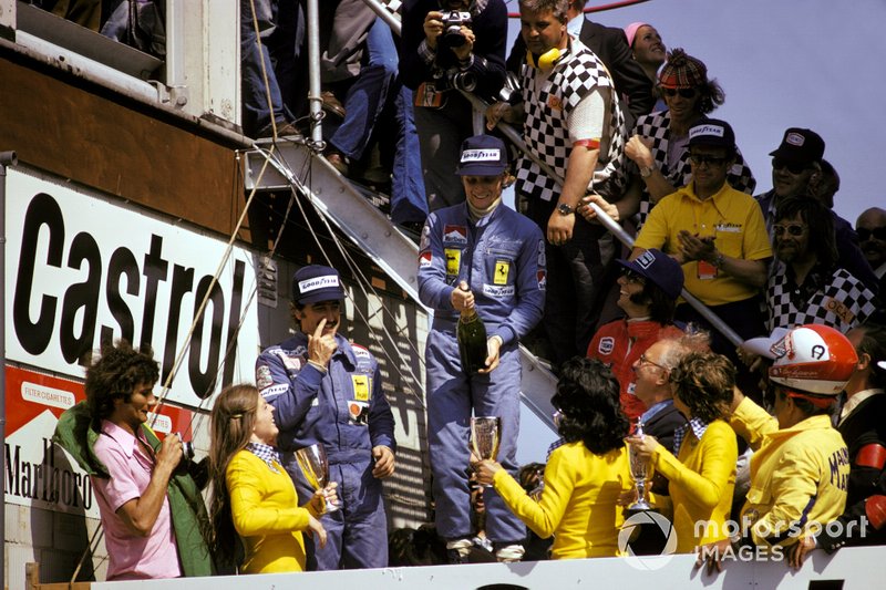 Podio: secondo classificato Clay Regazzoni, Ferrari, il vincitore della gara Niki Lauda, Ferrari, terzo classificato Emerson Fittipaldi, McLaren, al GP d'Olanda del 1974