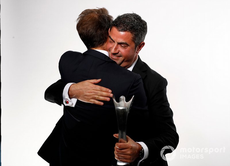 Michael Masi, Director de Carrera de la FIA, acepta el premio John Bolster en nombre del difunto Charlie Whiting