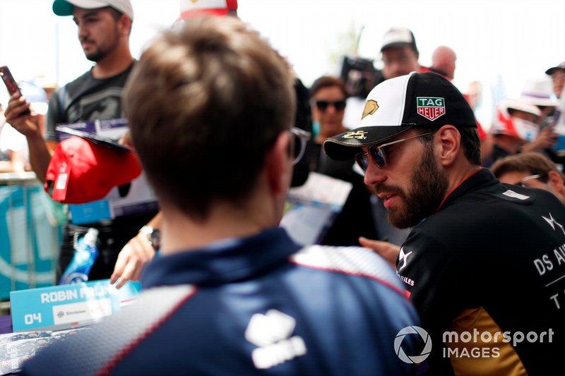Robin Frijns, Virgin Racing, Jean-Eric Vergne, DS Techeetah firma autografi ai fan