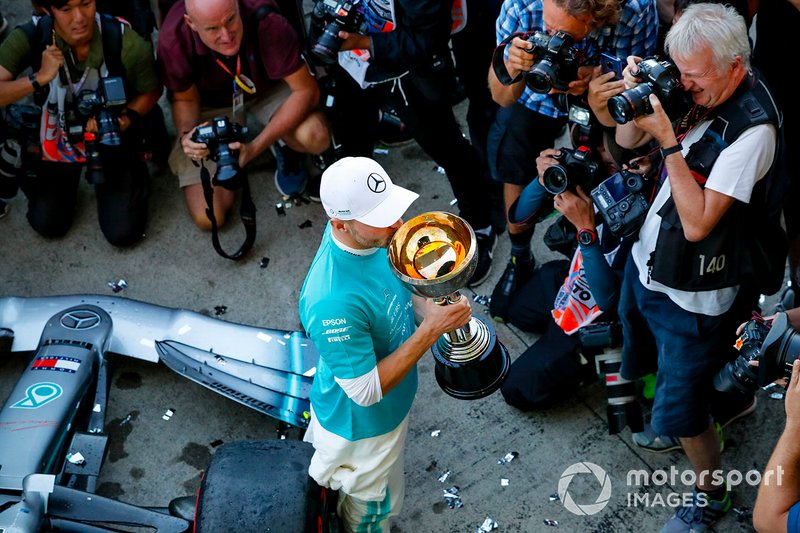 Valtteri Bottas, Mercedes AMG F1, 1st position, celebrates with his team