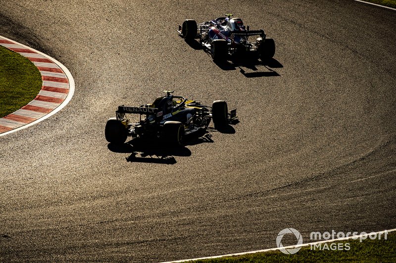 Pierre Gasly, Toro Rosso STR14, precede Nico Hulkenberg, Renault F1 Team R.S. 19