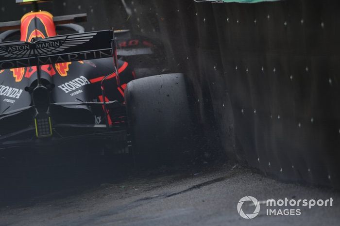 Alexander Albon, Red Bull RB15, choca con la barrera