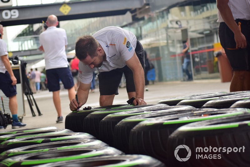 Mecánicos McLaren con neumáticos Pirelli