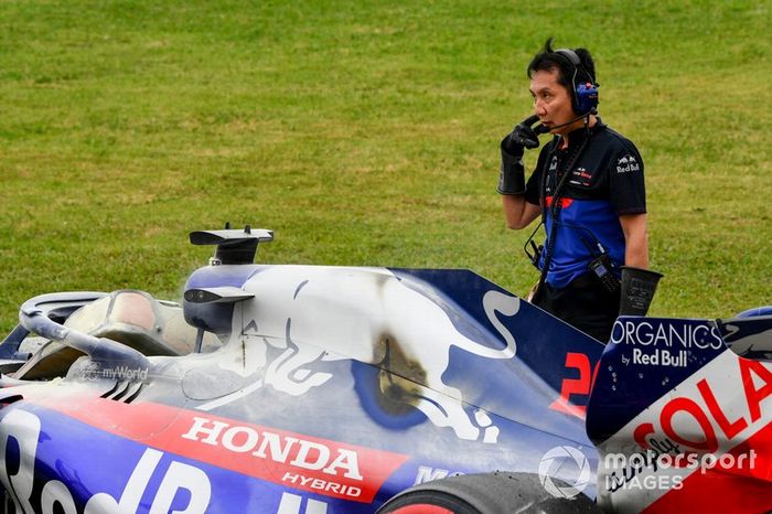 Coche de Daniil Kvyat, Toro Rosso STR14 siendo recuperado por los ingenieros de Toro Rosso 