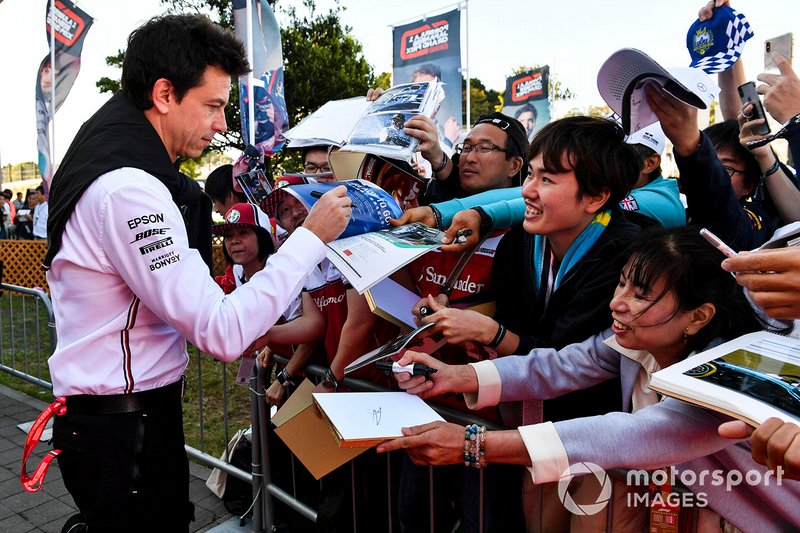 Toto Wolff, Direttore Esecutivo, Mercedes AMG, firma autografi ai tifosi