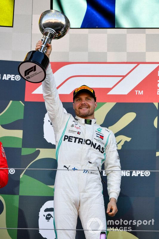 Valtteri Bottas, Mercedes AMG F1, 1st position, lifts his trophy