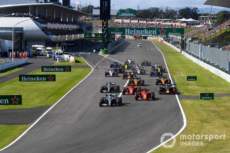 Valtteri Bottas, Mercedes AMG W10 precede Sebastian Vettel, Ferrari SF90, Charles Leclerc, Ferrari SF90, Lewis Hamilton, Mercedes AMG F1 W10 e Max Verstappen, Red Bull Racing RB15, alla partenza della gara