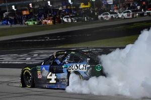 Race winner Kevin Harvick, Stewart-Haas Racing, Ford Mustang Busch Beer / Ducks Unlimited