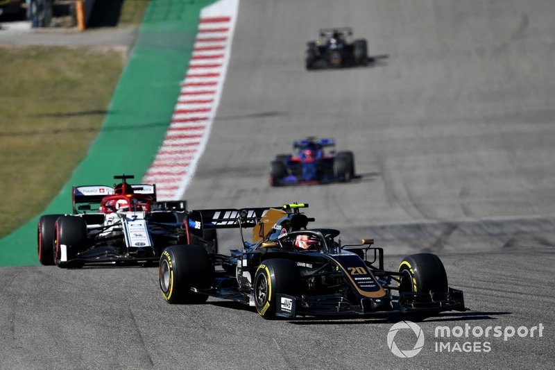 Kevin Magnussen, Haas F1 Team VF-19 et Kimi Raikkonen, Alfa Romeo Racing C38 