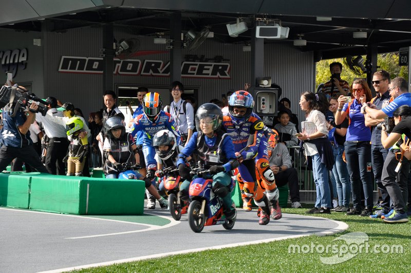 Acción en la carrera de minibikes de MotoGP antes de Motegi