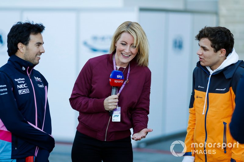 Sergio Pérez, Racing Point, y Lando Norris, McLaren, juegan con autos controlados por radio para la presentadora de Sky Rachel Brookes