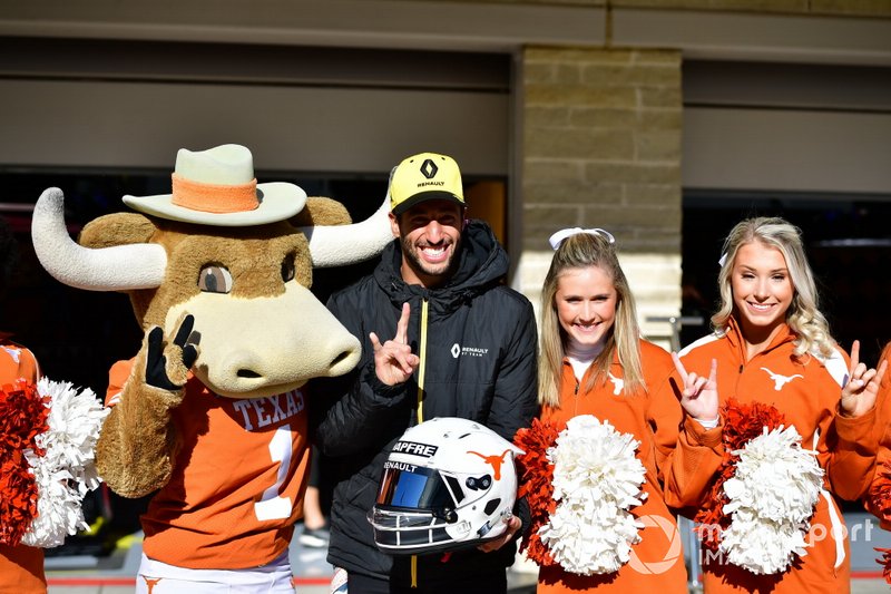Daniel Ricciardo, Renault F1 Team, meets Texas Longhorn cheerleaders, and displays a new helmet design