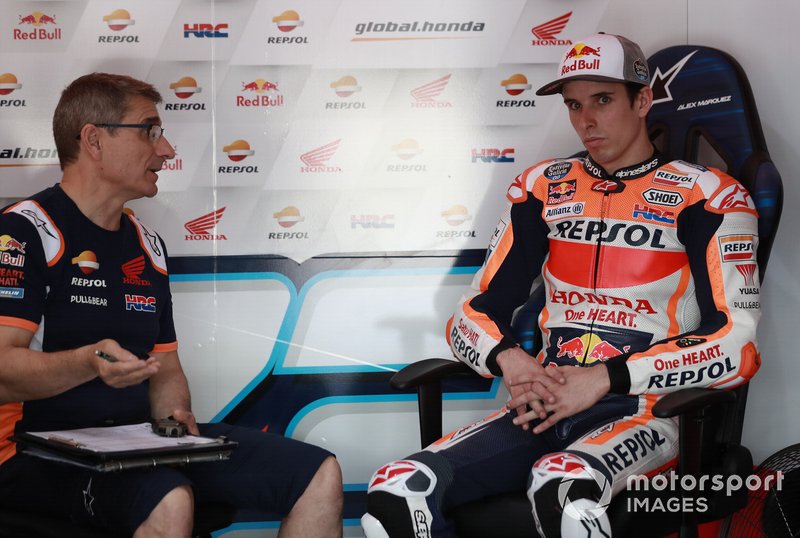 Ramón Aurín, técnico de HRC, habla con Alex Márquez durante un entrenamiento