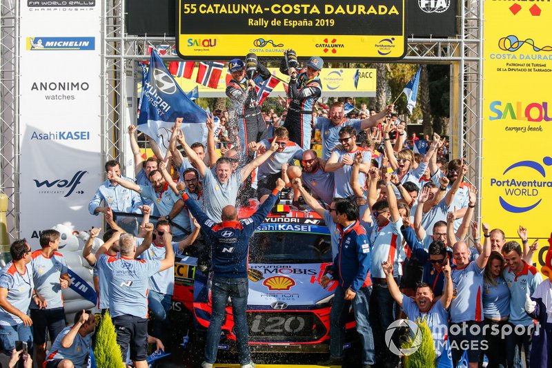 Winner Thierry Neuville, Nicolas Gilsoul, Hyundai Motorsport Hyundai i20 Coupe WRC with the team