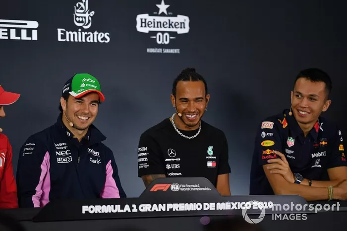 Sergio Pérez, Racing Point,Lewis Hamilton, Mercedes AMG F1 y Alex Albon, Red Bull Racing ien la conferencia de prensa