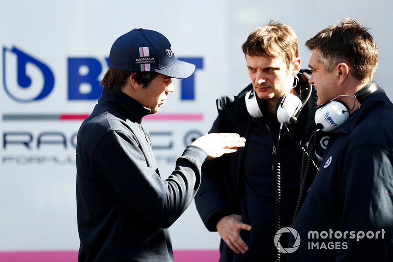 Lance Stroll, Racing Point, discute avec des membres de son équipe