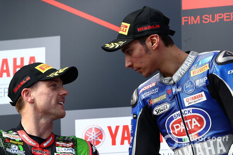 Podo: Il vincitore Toprak Razgatlioglu, Pata Yamaha, secondo posto Alex Lowes, Kawasaki Racing Team