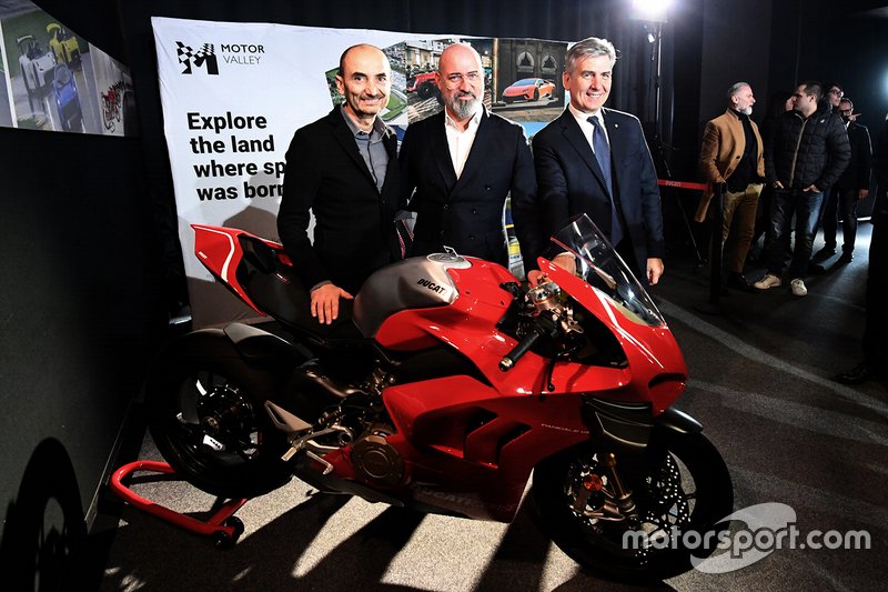 Andrea Pontremoli, CEO Dallara (a destra) con Claudio Domenicali (Ducati) e Stefano Bonaccini (Governatore dell'Emilia Romagna).