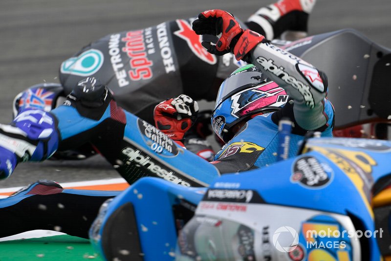 Алонсо Лопес в момент завала на гонке Moto3 в Валенсии