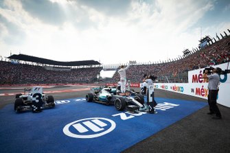 Nico Rosberg, Mercedes AMG, primo classificato, festeggia al Parc Ferme, al GP del Messico del 2015