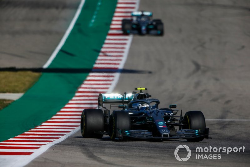 Valtteri Bottas, Mercedes AMG W10, precede Lewis Hamilton, Mercedes AMG F1 W10