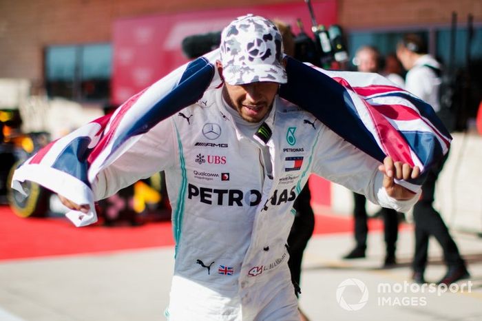 Lewis Hamilton, Mercedes AMG F1, 2° classificato, festeggia con una bandiera britannica, nel parco chiuso, dopo aver conquistato il suo sesto titolo