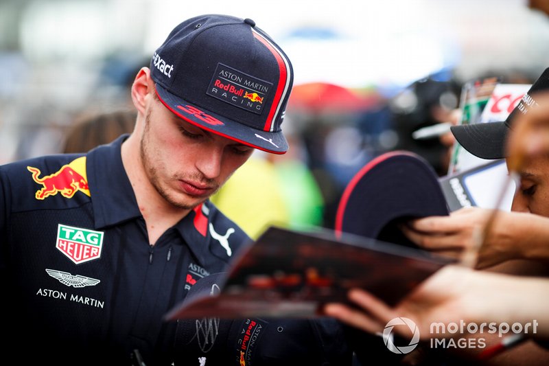 Max Verstappen, Red Bull Racing firma un autografo ad un fan