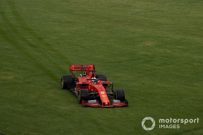 Sebastian Vettel, Ferrari SF90, sobre el pasto