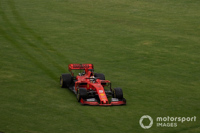Sebastian Vettel, Ferrari SF90, sobre el pasto