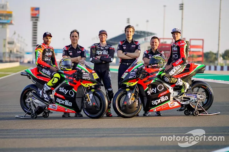 Andrea Iannone, Aleix Espargaro, Bradley Smith, Aprilia Racing Team Gresini con el equipo