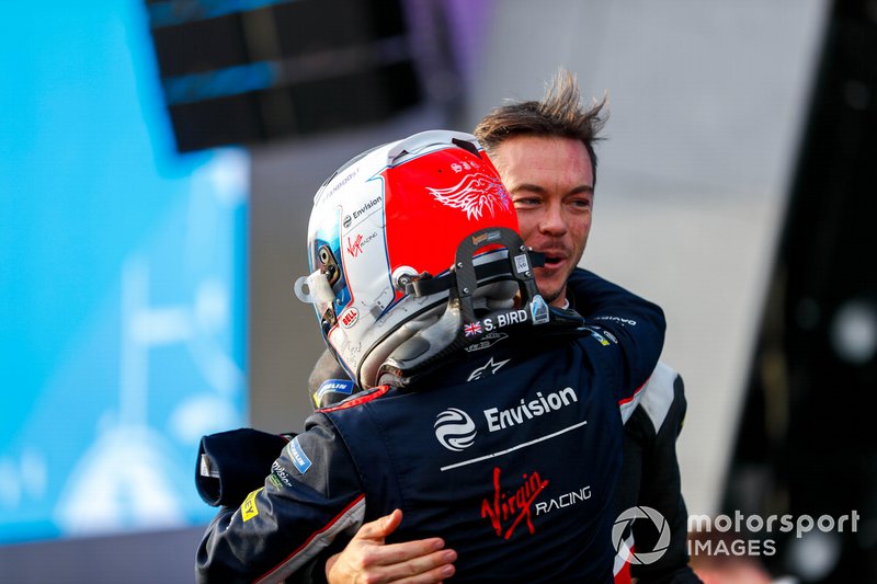 Andre Lotterer, Porsche si congratula con il vincitore della gara Sam Bird, Virgin Racing, sul podio