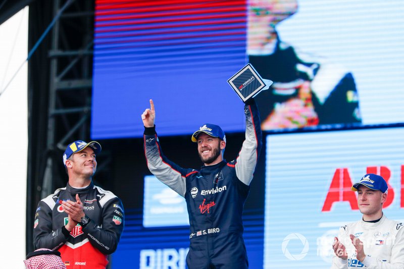 Race winner Sam Bird, Virgin Racing celebrates on the podium with Andre Lotterer, Porsche, 2nd position, Stoffel Vandoorne, Mercedes Benz EQ, 3rd position