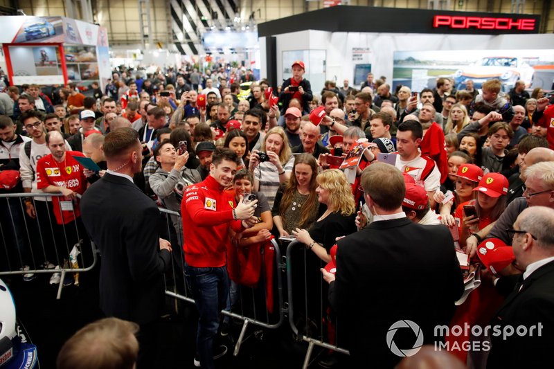 Charles Leclerc, Ferrari un selfie con un fan davanti al palco dell'Autosport