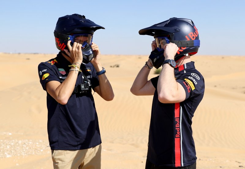 Max Verstappen, Alexander Albon, Red Bull Racing, Red Bull Desert Racing en Skydive Dubai