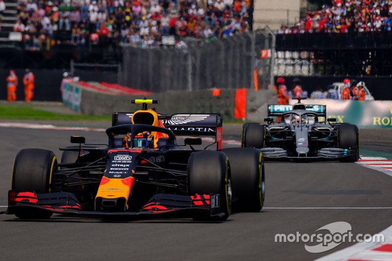 Alex Albon, Red Bull Racing RB15, Lewis Hamilton, Mercedes AMG F1