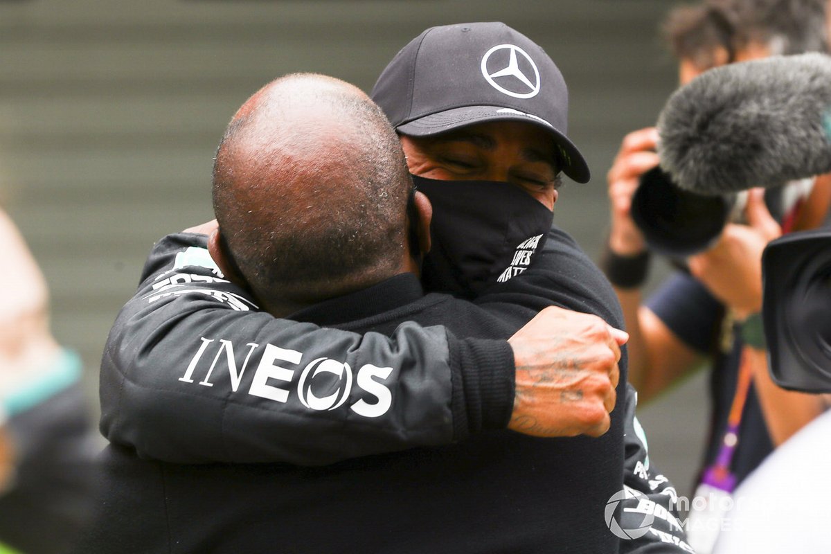 Le vainqueur Lewis Hamilton, Mercedes F1 fête dans le parc fermé avec son père Anthony Hamilton après avoir remporté sa 92ème victoire en Grand Prix, un nouveau record dans l'histoire de la F1