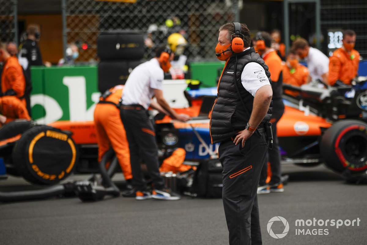Zak Brown, CEO, McLaren Racing, en la parrilla