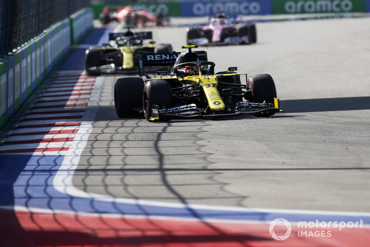 Esteban Ocon, Renault F1 Team R.S.20, Daniel Ricciardo, Renault F1 Team R.S.20, e Sergio Perez, Racing Point RP20