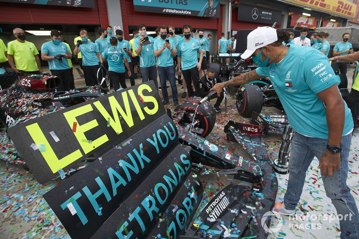 Lewis Hamilton, Mercedes-AMG F1, 1 ° posto, e il team Mercedes festeggiano dopo aver ottenuto un record del 7 ° titolo mondiale Costruttori