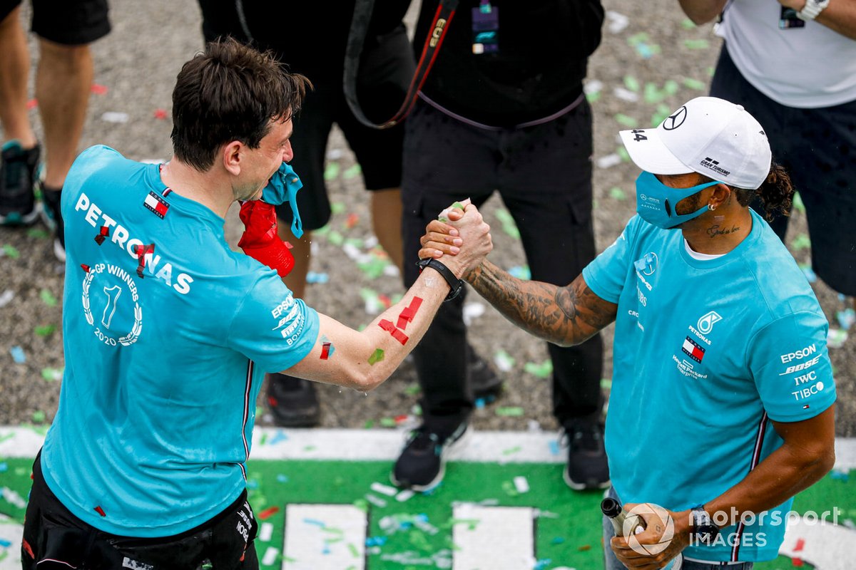 Toto Wolff, Direttore Esecutivo, Mercedes AMG, e Lewis Hamilton, Mercedes-AMG F1, 1 ° posto, festeggiano il settimo titolo consecutivo nel Campionato Costruttori