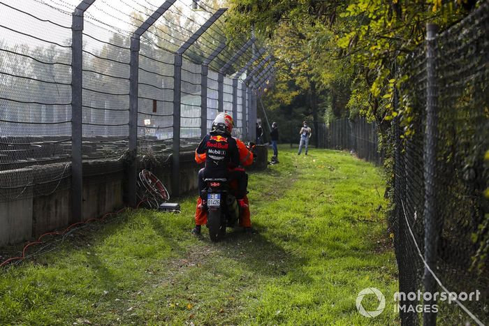 Max Verstappen, Red Bull Racing después de retirarse de la carrera