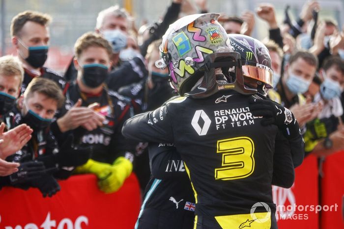 Ganador Lewis Hamilton, Mercedes-AMG F1, Tercer lugar Daniel Ricciardo, Renault F1 celebra en Parc Ferme 