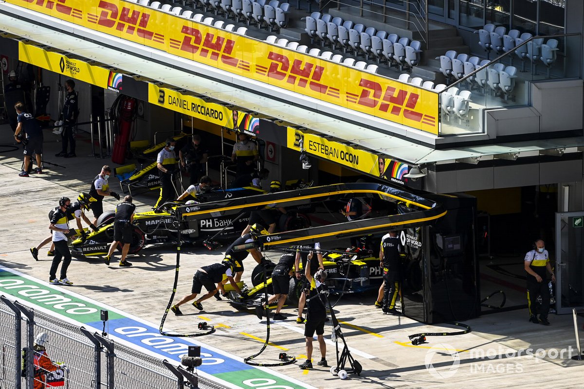 Daniel Ricciardo, Renault F1 Team R.S.20, e Esteban Ocon, Renault F1 Team R.S.20, torna nel garage